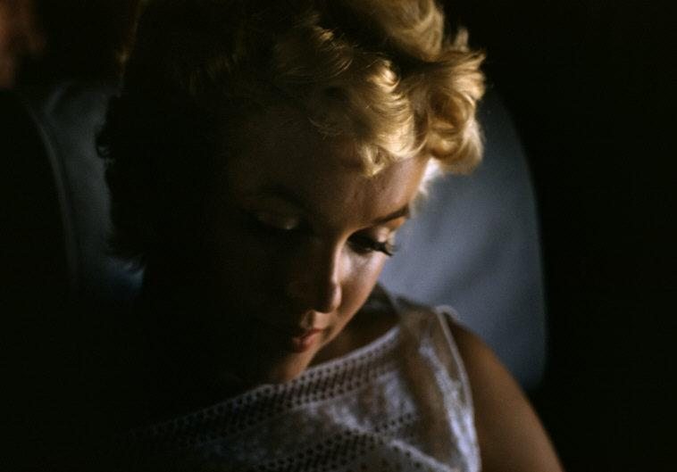 Marilyn Monroe amerikai színésznő útban Bement fel. Illinois, USA, 1955 │ American actress Marilyn Monroe on her way to Bement. Bement, USA, 1955. © Eve Arnold/Magnum Photos