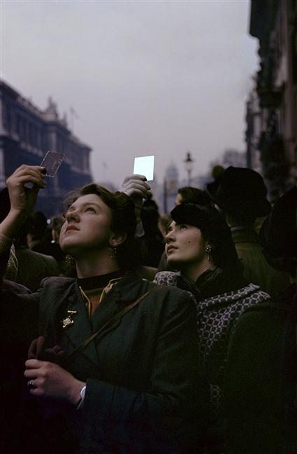 Az Emlékezés Vasárnapja (a britek háborús megemlékezésének napja). London, Anglia, 1953 │ Remembrance Sunday. London, England, 1953 © Inge Morath/Magnum Photos