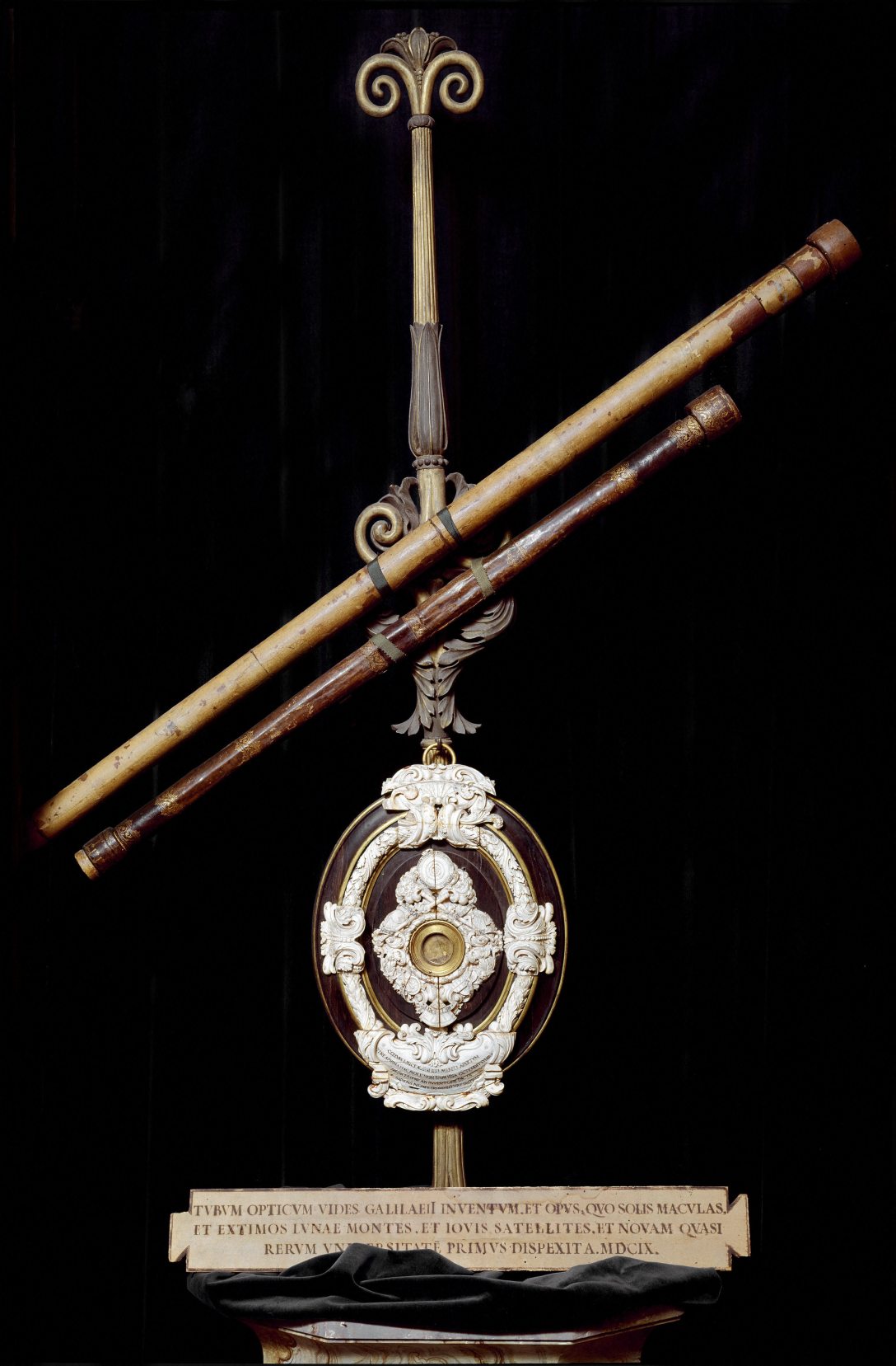 Galilei 1610-ből származó objektívlencséje és csillagászati távcsöve a firenzei Museo di Storia della Scienza gyűjteményében. Fotó: CreditBridgeman Images via AFP