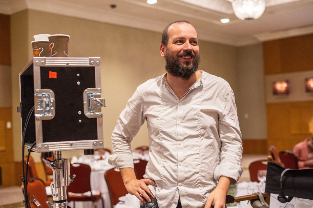 Pálfi György filmrendező Az Úr hangja című filmjének forgatásán a budapesti Intercontinental hotel báltermében 2016. november 29-én. Fotó: Kallos Bea / MTI