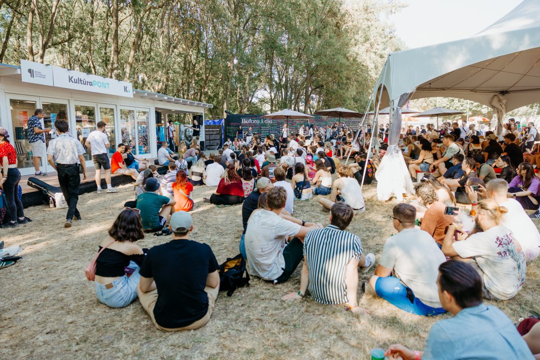 Fesztiválozók a KultúraPONT színpadánál. Fotó: Hegyi Júlia Lily / Kultúra.hu