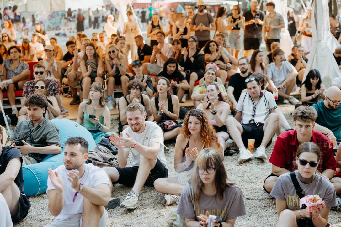 Fesztiválozók a KultúraPONT színpadánál. Fotó: Hegyi Júlia Lily / Kultúra.hu