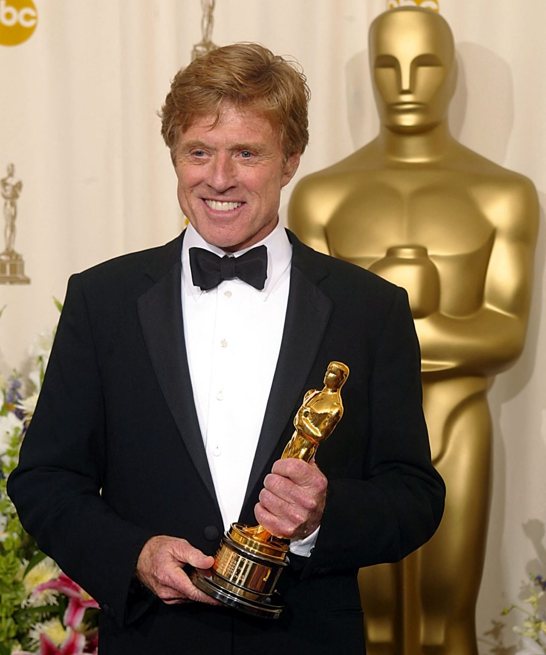 Robert Redford amerikai színész és rendező tiszteletbeli Oscar-díjával pózol 2002. március 24-én a 74. Oscar-gálán Hollywoodban, Kaliforniában. Fotó: Mike Nelson / AFP