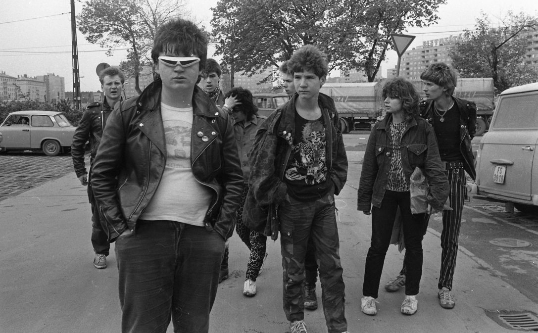 Fiatal punkok 1982-ben Óbudán, a Flórián téren. Fotó: Urbán Tamás / Fortepan