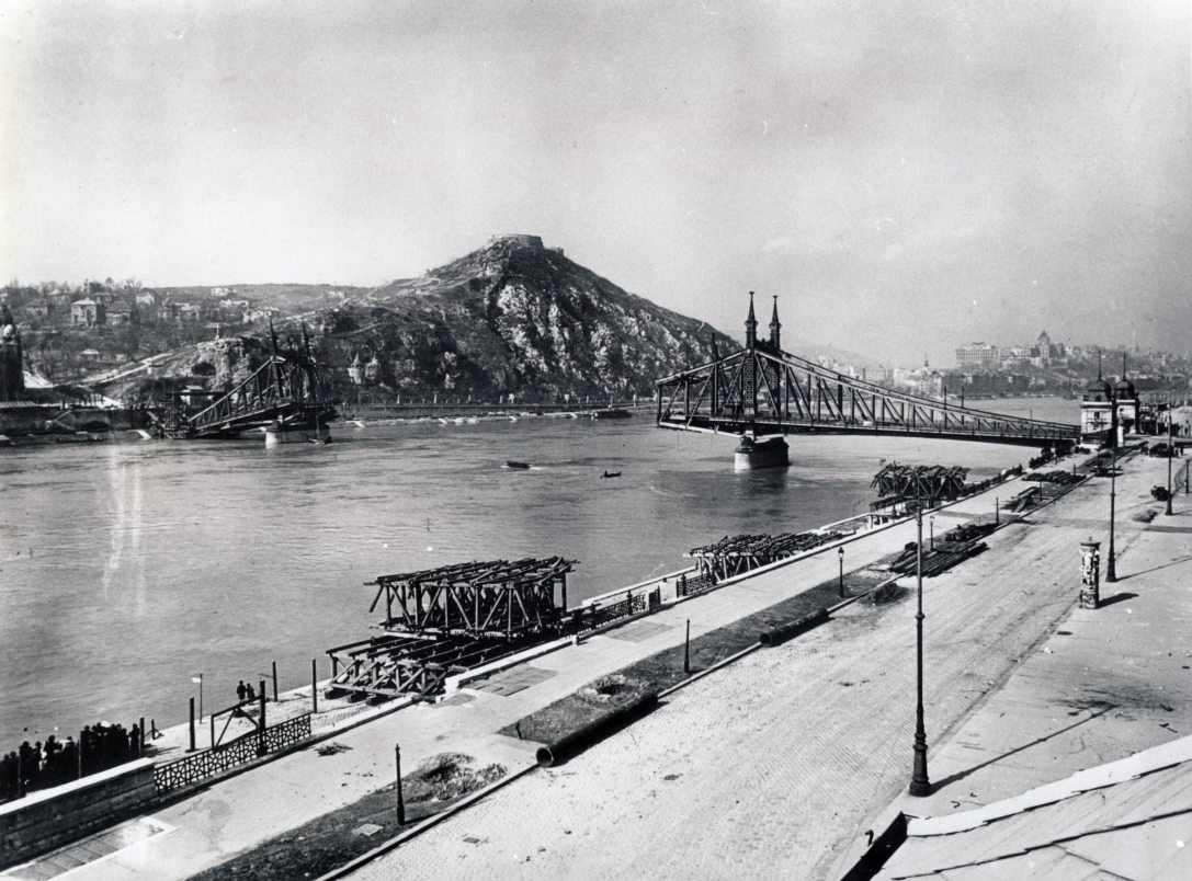 Budapest 1945. a lerombolt Szabadság (Ferenc József) híd a pesti alsó rakpart felől nézve, háttérben a Gellért-hegy, fenn a Citadella. Fotó: Fortepan / Fortepan
