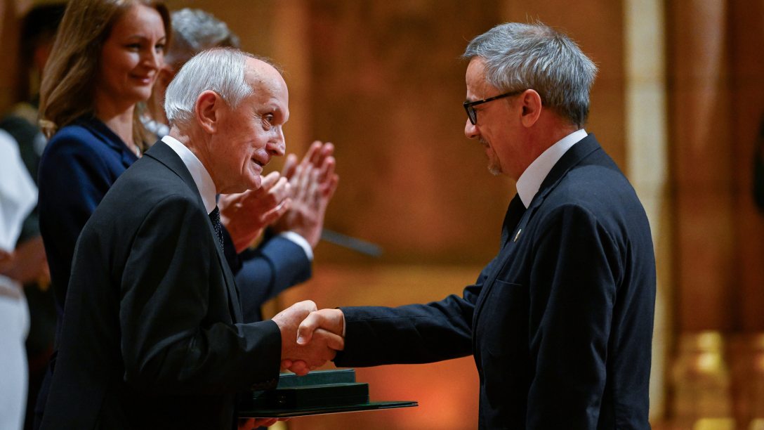 Rainer M. János Széchenyi-díjas történész átveszi a a Magyar Érdemrend parancsnoki keresztje a csillaggal polgári tagozat kitüntetést Baka András köztársasági elnöktől. Fotó: MTI/Hegedüs Róbert