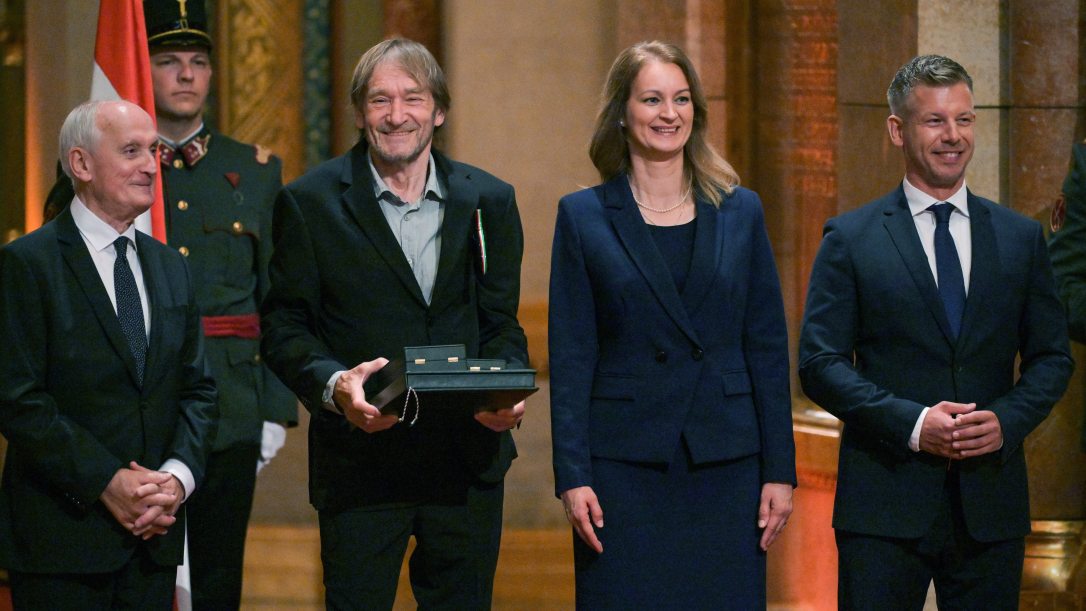 Cserhalmi György, a nemzet színésze, Kossuth- és Balázs Béla-díjas színművész, érdemes művész, Baka András köztársasági elnök, Magyar Péter miniszterelnök és Forsthoffer Ágnes, az Országgyűlés elnöke. Fotó: MTI/Purger Tamás