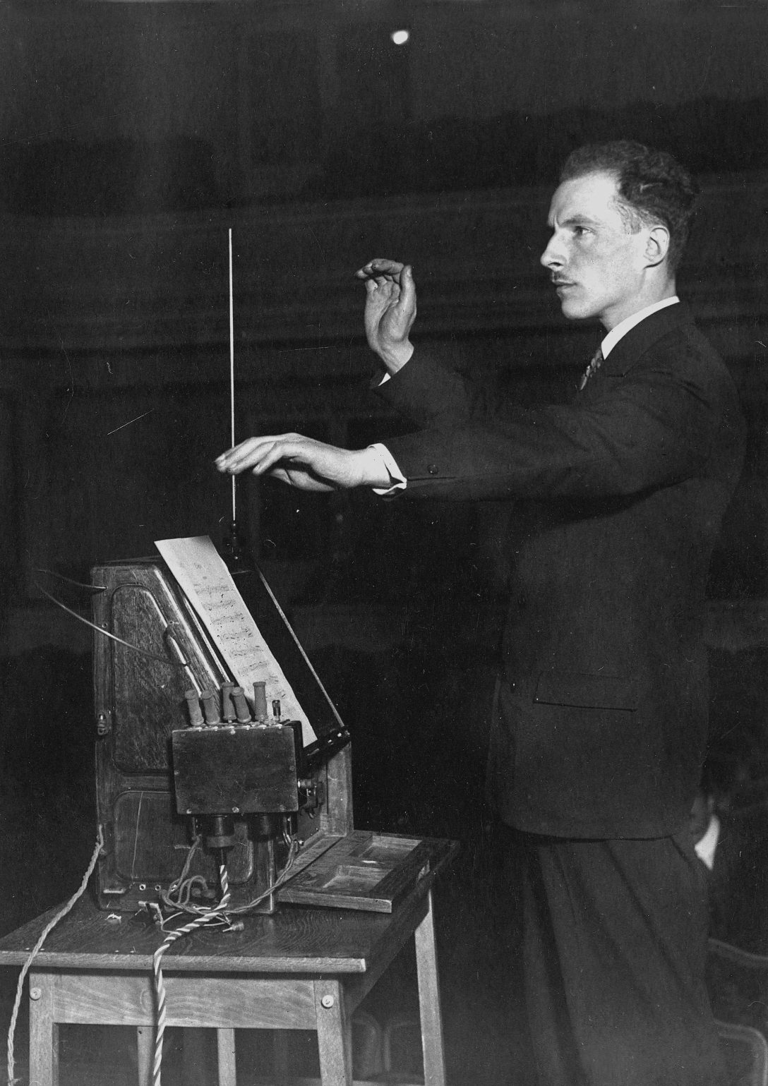 Léon Théremin feltaláló és zenész a híres elektronikus hangszerével. Fotó:  Collection Roger-Viollet / Roger-Viollet via AFP