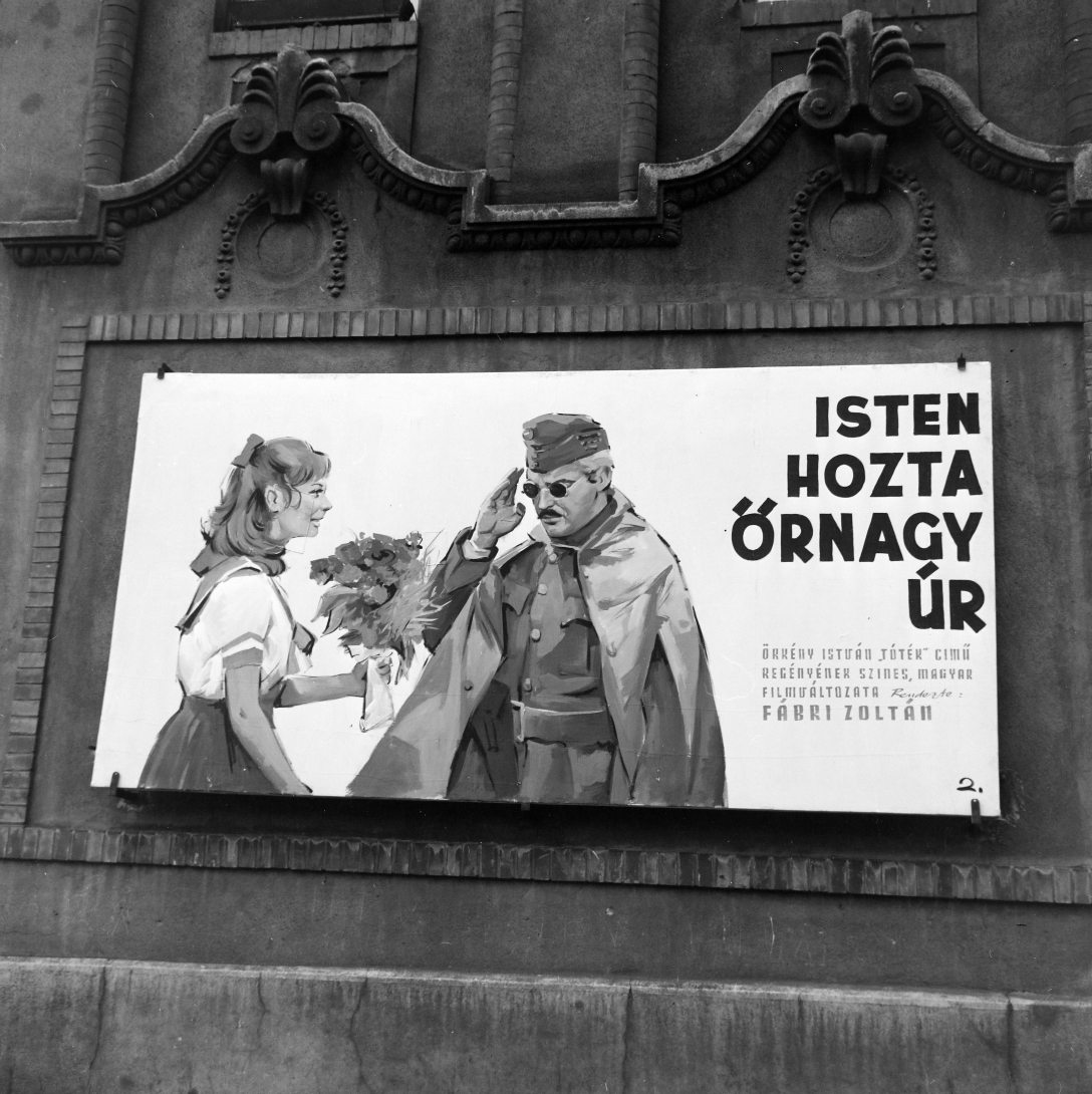 Moziplakát a Westend-ház homlokzatán 1969-ben. Fotó: FŐFOTÓ / Fortepan