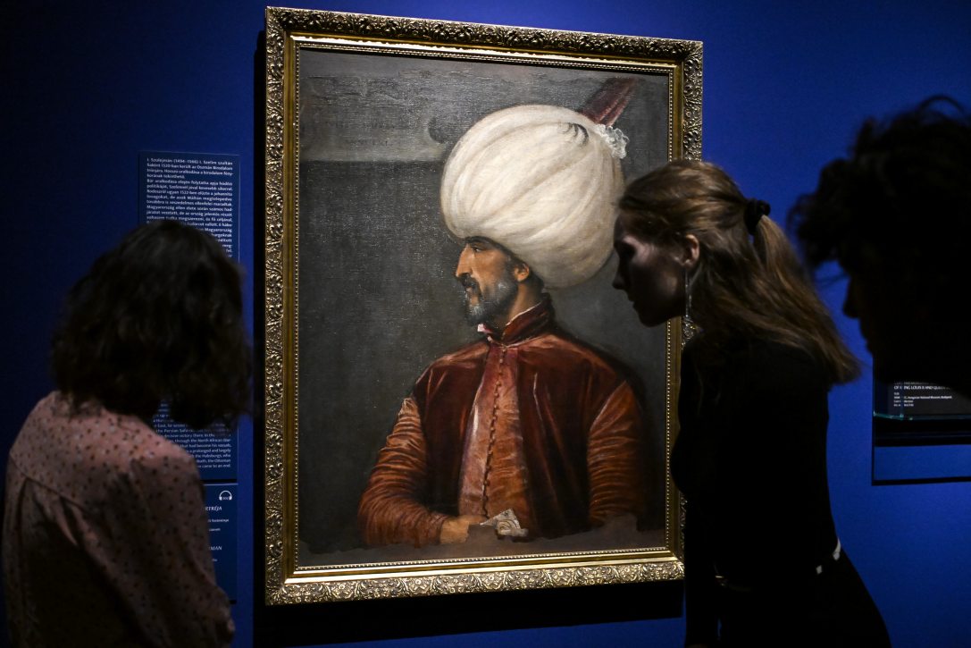 Látogatók I. Szulejmán szultán portréjánál (ismeretlen festő 1600 körül) az MS mester és kora című időszaki kiállításon a Szépművészeti Múzeumban 2025. április 8-án. Fotó: MTI/ Purger Tamás