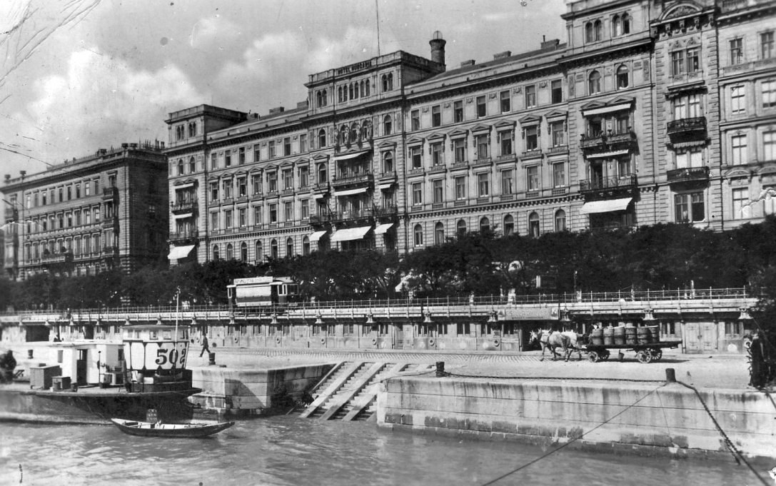 A Hungária és a Bristol szálló a pesti Duna-parton 1930-ban. Fotó: Fortepan / Pesti Brúnó