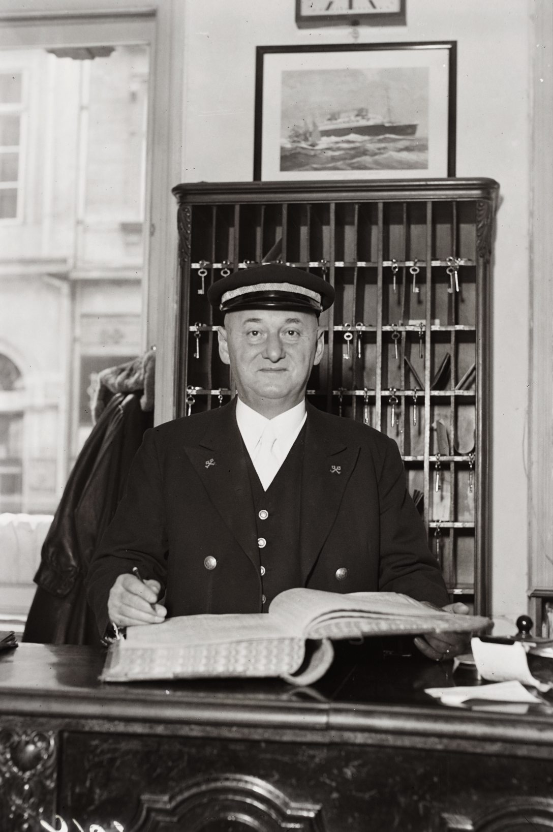 Molnár Gyula, a budapesti Ritz szálló főportásának 25 éves jubileuma alkalmából készült felvétel 1937-ből. Fotó: Fortepan / Bojár Sándor