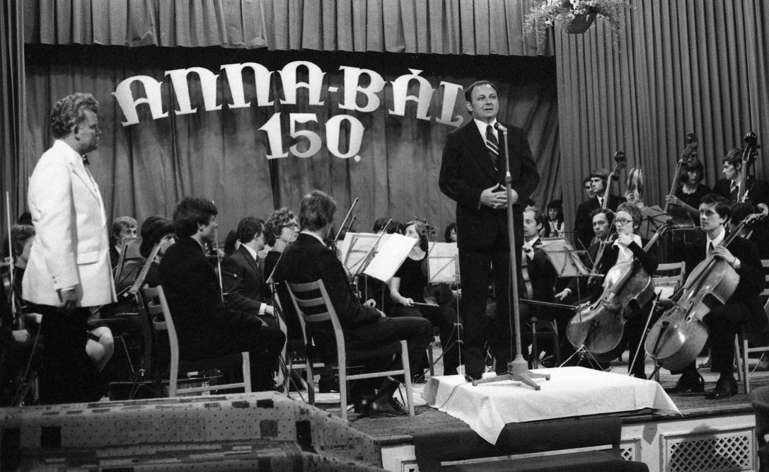 Ábrahám Kálmán építésügyi és városfejlesztési miniszter beszél a 150. Anna-bálon, a balatonfüredi Nagyszállóban 1975-ben. Fotó: Fortepan / Urbán Tamás