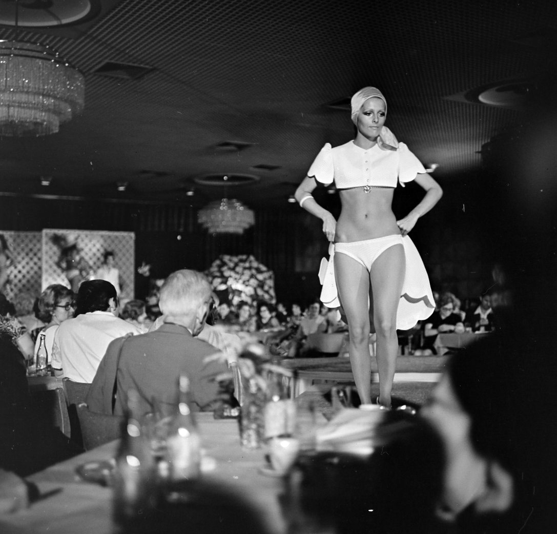 Pataki Ági manöken egy divatbemutatón a budapesti Hotel Duna Intercontinental báltermében 1975-ben. Fotó: Fortepan / Gábor Viktor