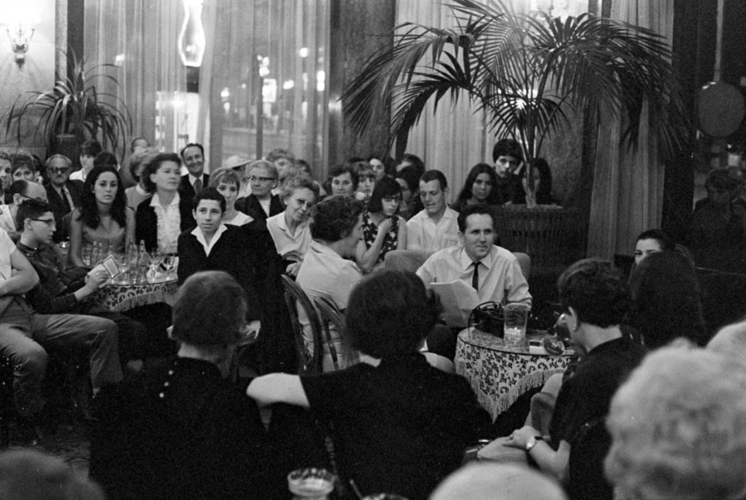 A Ki nyer ma? – játék és muzsika tíz percben, a Magyar Rádió déli zenei vetélkedőjének felvétele a budapesti Astoria szálló halljában 1969-ben. Szemben fehér ingben, nyakkendővel Czigány György szerkesztő-műsorvezető. Fotó: Fortepan / Szalay Zoltán