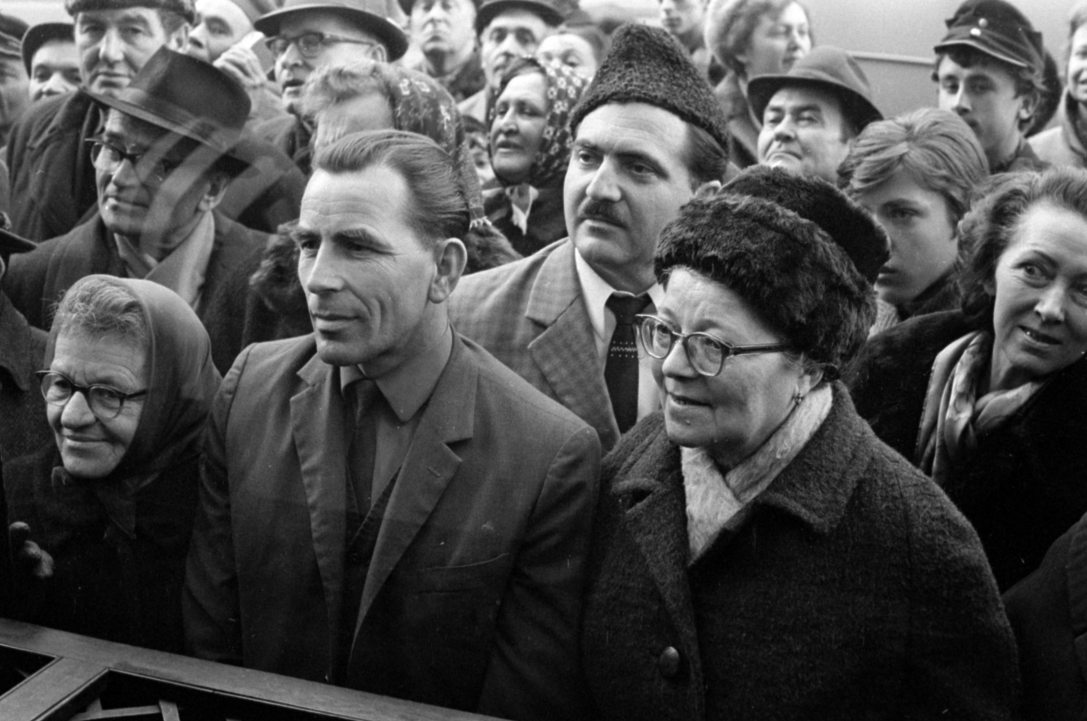 A Ki nyer ma? felvételének nézőközönsége az Astoria szálló halljának ablakánál 1970-ben. Fotó: Fortepan / Szalay Zoltán