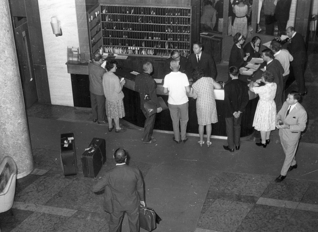 A fővárosi Gellért Szálló recepciója 1963-ban. Fotó: Fortepan / Bauer Sándor