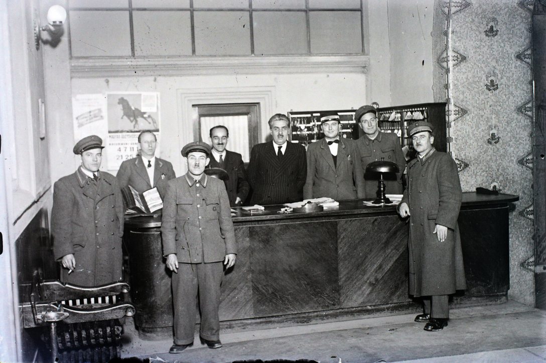 A Gellért Gyógyfürdő portáján 1948-ban. Fotó: Fortepan / Hámori Gyula