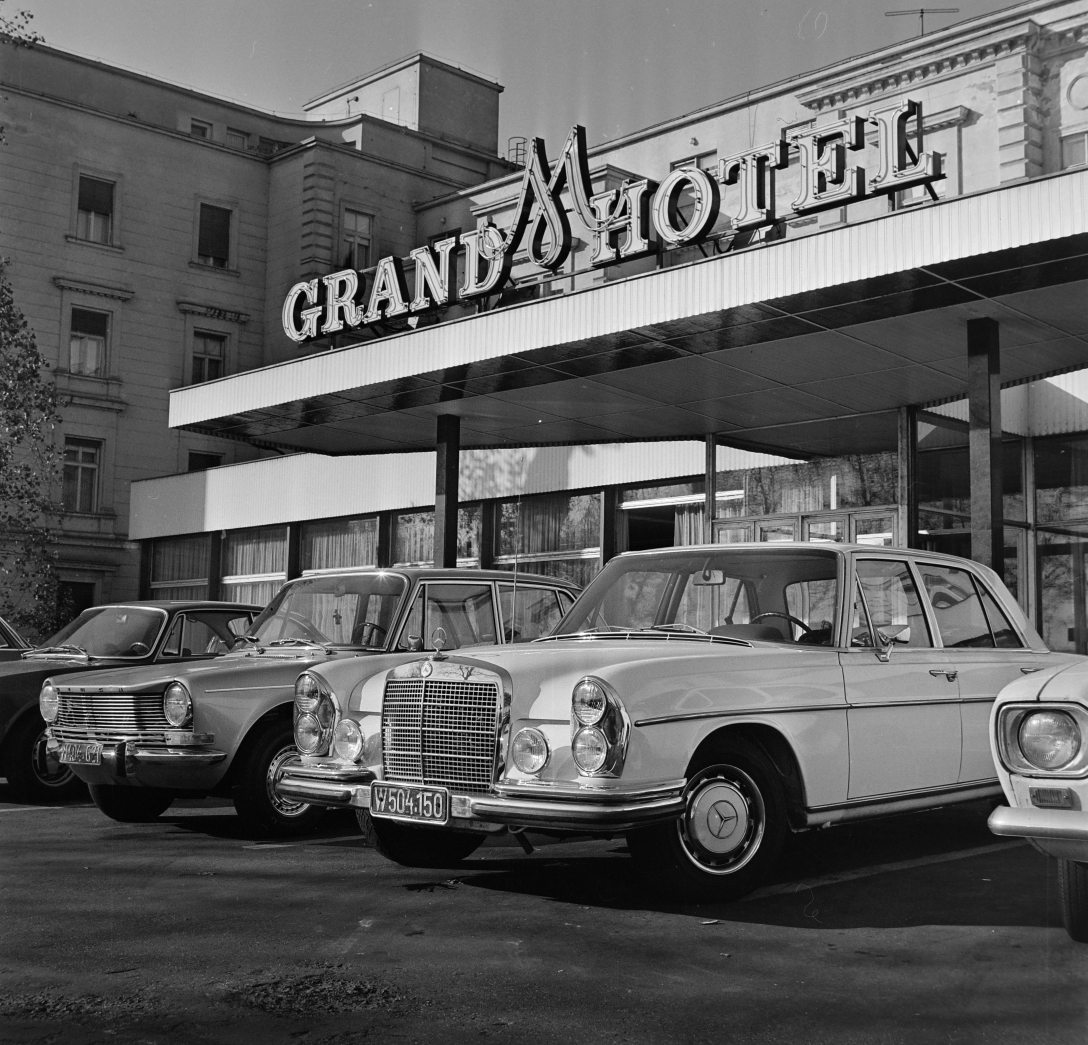 Egy bécsi Mercedes a Margitszigeti Nagyszálló főbejárata előtt 1969-ben. Fotó: Fortepan / Bojár Sándor