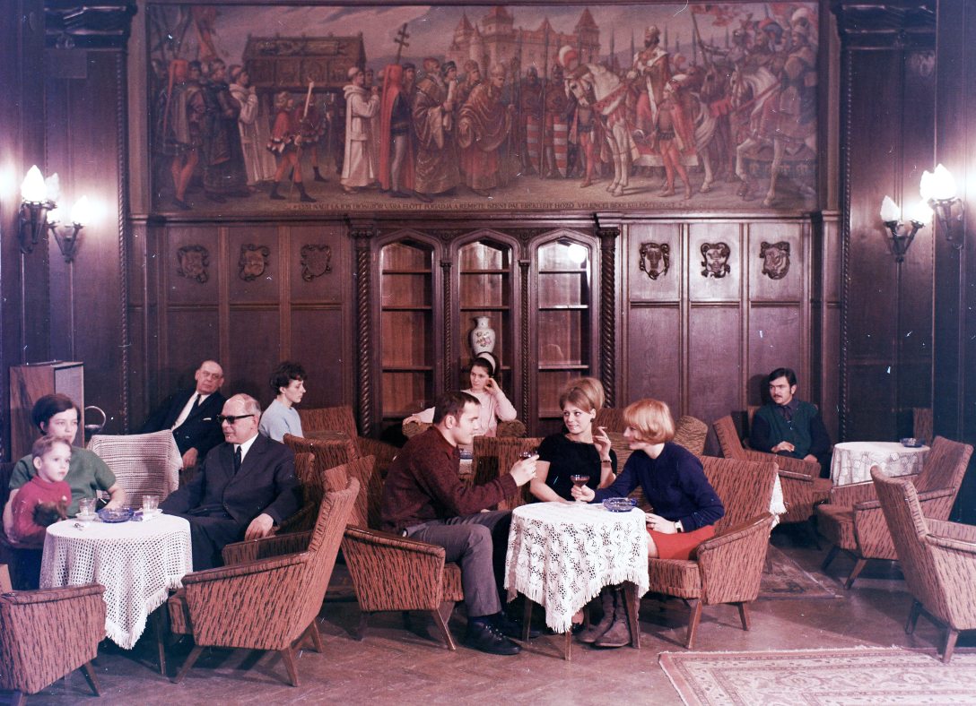A lillafüredi Palotaszálló földszinti hallja 1969-ben. A falon Helbing Ferenc Nagy Lajos király című festménye 1930-ból. Fotó: Fortepan / FŐFOTÓ