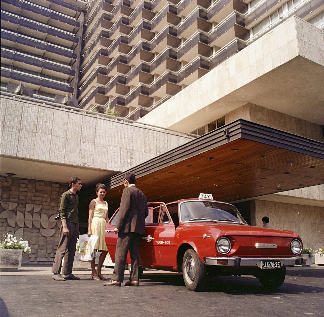 A Hotel Duna Intercontinental előtt 1971-ben. Fotó: Fortepan / FŐFOTÓ