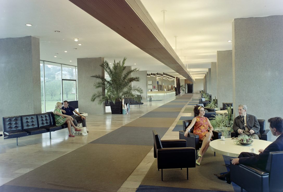A balatonfüredi Hotel Annabella hallja 1969-ben. Fotó: Fortepan / Inkey Tibor