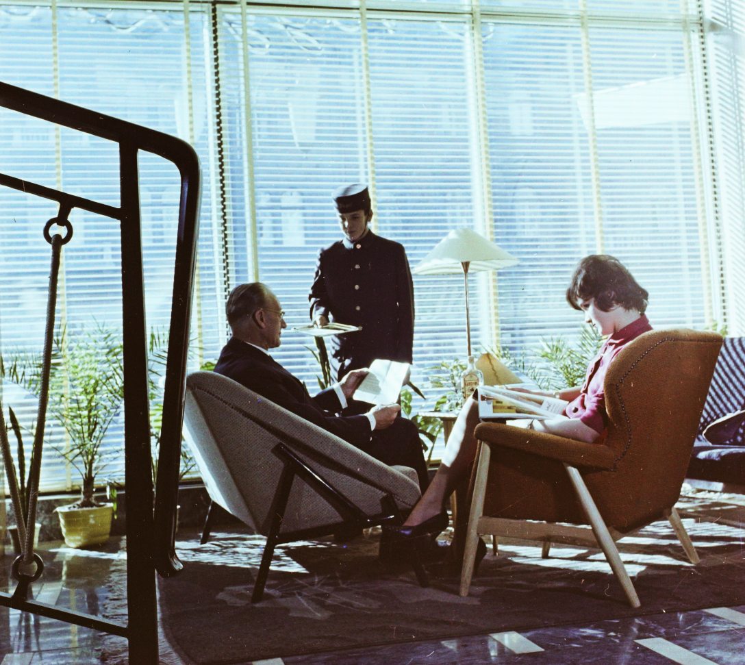 Egy szállodai boy táviratot kézbesít egy vendégnek az Erzsébet körúti Royal szálló halljában 1961-ben. Fotó: Fortepan / Bauer Sándor