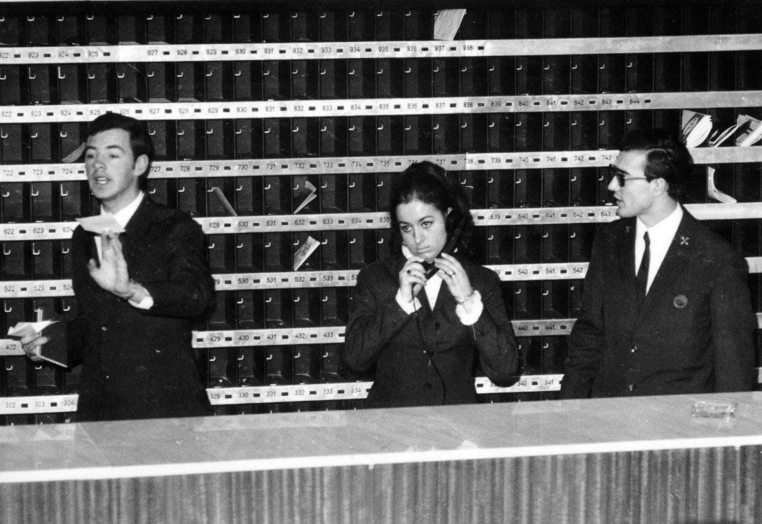 A budapesti Hotel Duna Intercontinental recepciója 1976-ban. Fotó: Fortepan / Középületépítő Vállalat (Kreszán–Koczka–Kemecsei) / Bordács Ferenc