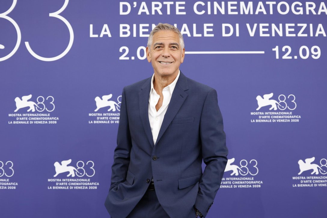 George Clooney amerikai színész fotózáson a 83. Velencei Nemzetközi Filmfesztivál megnyitása előtt, 2026. szeptember 2-án.  Fotó: MTI/EPA/ANSA/Fabio Frustaci