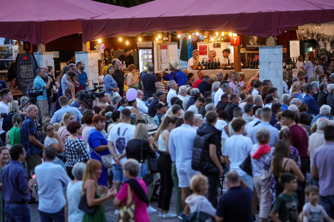 Résztvevők a Szekszárdi Szüreti Napok megnyitóján 2023. szeptember 15-én. Fotó:  MTI/ Kiss Dániel