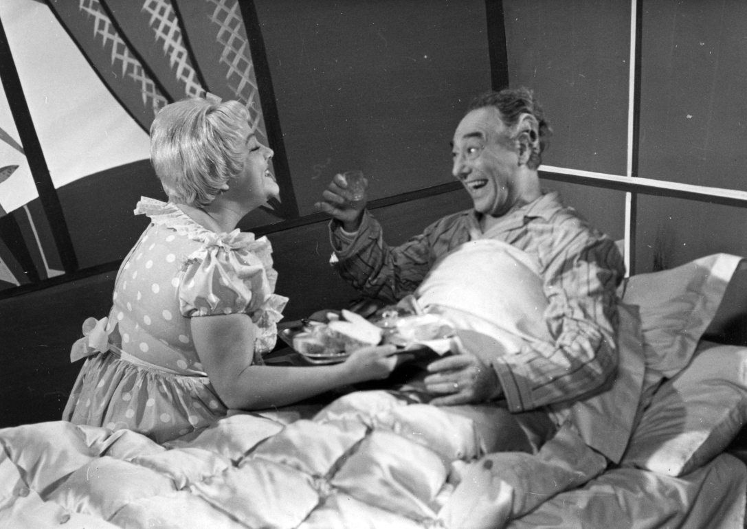 Jelenet az MTV 1963. szilveszteri műsorában sugározott, Slágermúzeum című revüfilmből. Csala Zsuzsa és Bilicsi Tivadar színművészek. Fotó: Fortepan / Hangosfilm