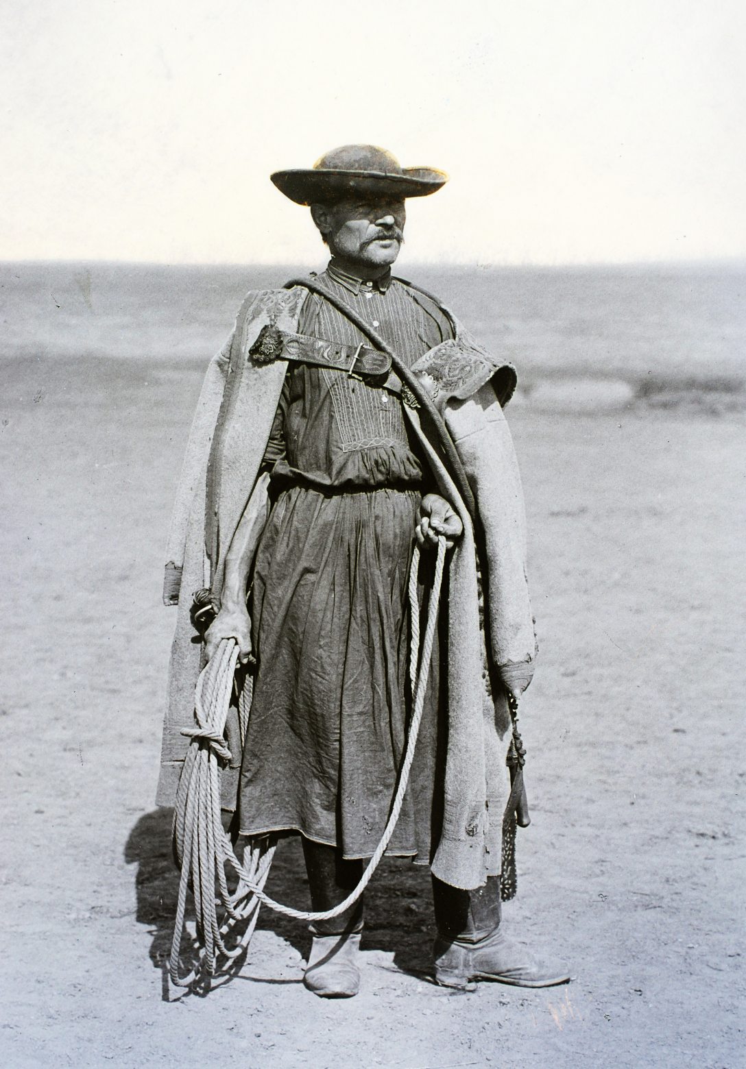 Csikós népviseletben a hortobágyon 1908-ban. A kép illusztráció. Fortepan / Magyar Földrajzi Múzeum / Erdélyi Mór cége