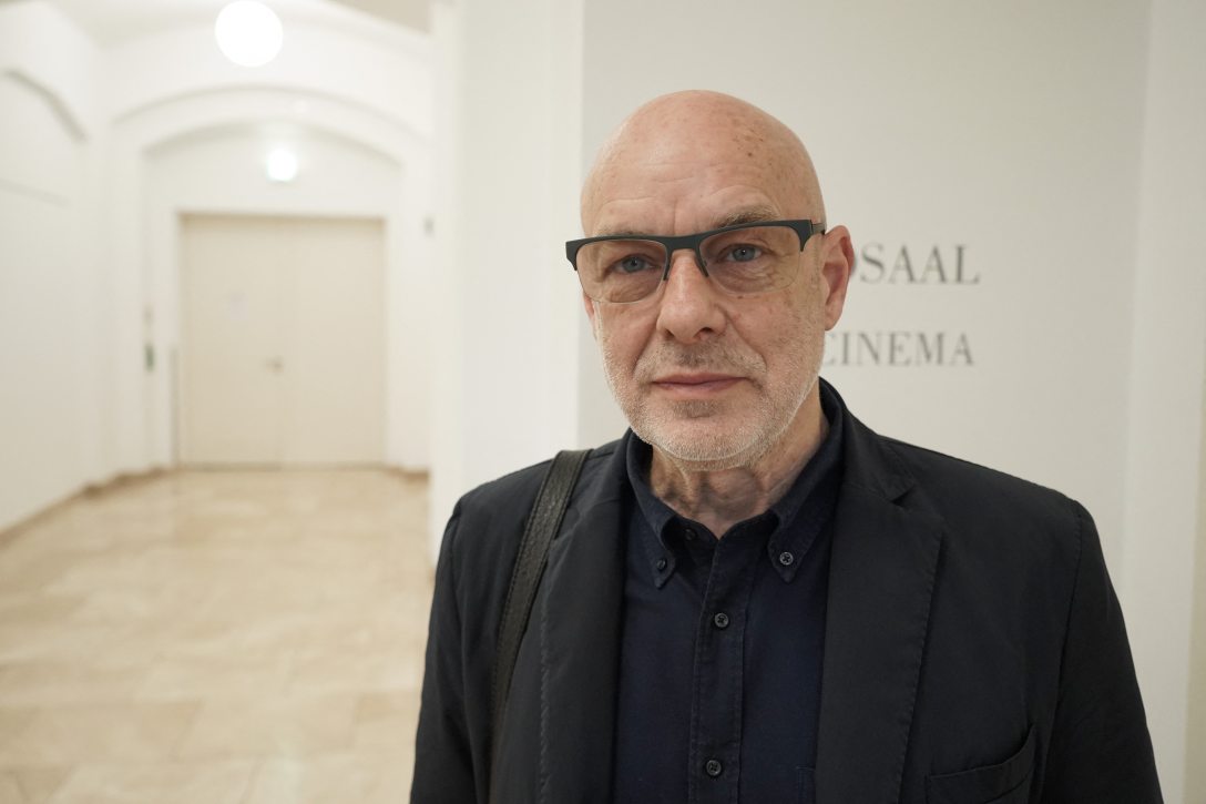 Brian Eno zenész és hangművész az „Empty Formalism” című installációjának bemutatóján a berlini Martin-Gropius-Bau kiállítóhelyen, 2018. március 29-én. Fotó: Jörg Carstensen / DPA / dpa Picture-Alliance via AFP