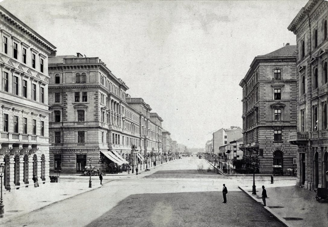 Andrássy (Sugár) út a Városliget felé nézve, előtérben a Nagymező utca kereszteződése. A felvétel 1878 körül készült. Fotó: Fortepan / Budapest Főváros Levéltára / Klösz György fényképei / Klösz György