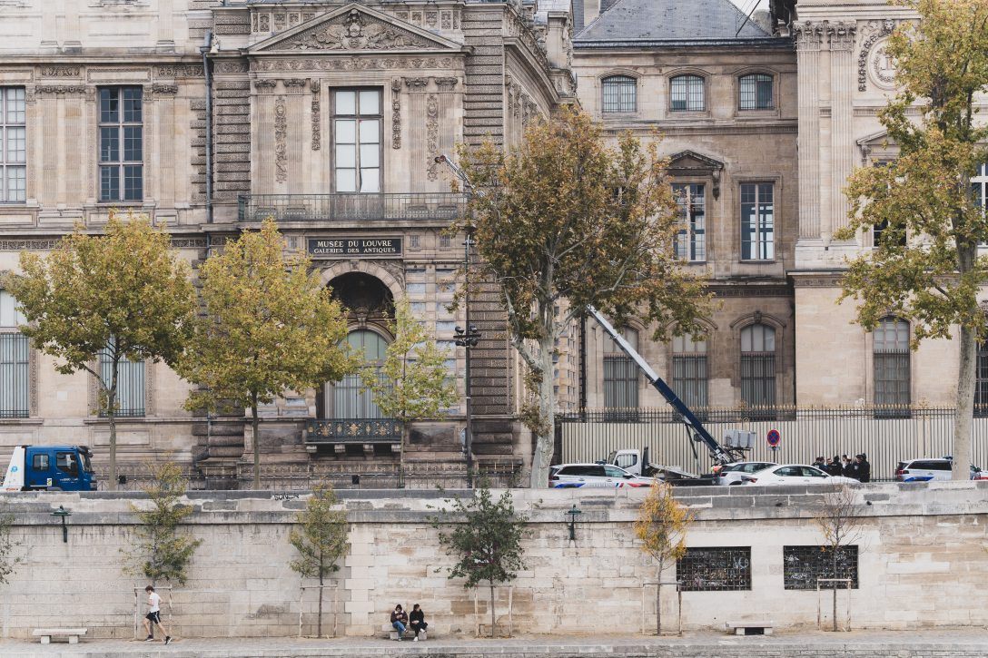 Bűnügyi technikusok biztosítják a tolvajok által betört ablak mellett talált teheremelőt a párizsi Louvre Múzeumnál 2025. október 19-én. Fotó: Carine Schmitt / Hans Lucas / Hans Lucas via AFP