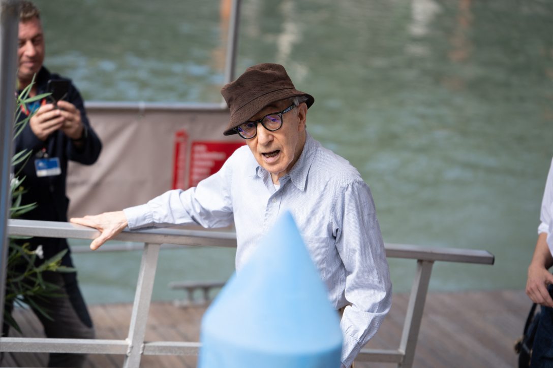 Woody Allen megérkezik a 80. Velencei Nemzetközi Filmfesztiválra 2023. szeptember 4-én Velencében. Fotó: Luca Carlino / NurPhoto / NurPhoto via AFP
