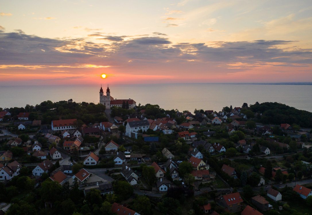 A Tihanyi Bencés Apátság és a Balaton látképe napfelkeltekor 2020. május 16-án. Fotó: MTI/ Mohai Balázs