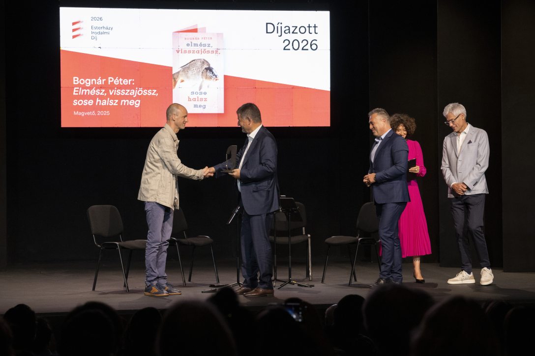 Budapest, 2026. szeptember 17. Bognár Péter, az Elmész, visszajössz, sose halsz meg, című kötet szerzője (b) átveszi az Esterházy Irodalmi Díjat Ottrubay Istvántól, az Esterházy Magánalapítvány elnökétől (b2), Czigány Balázstól, a díj alapítójától, az Est