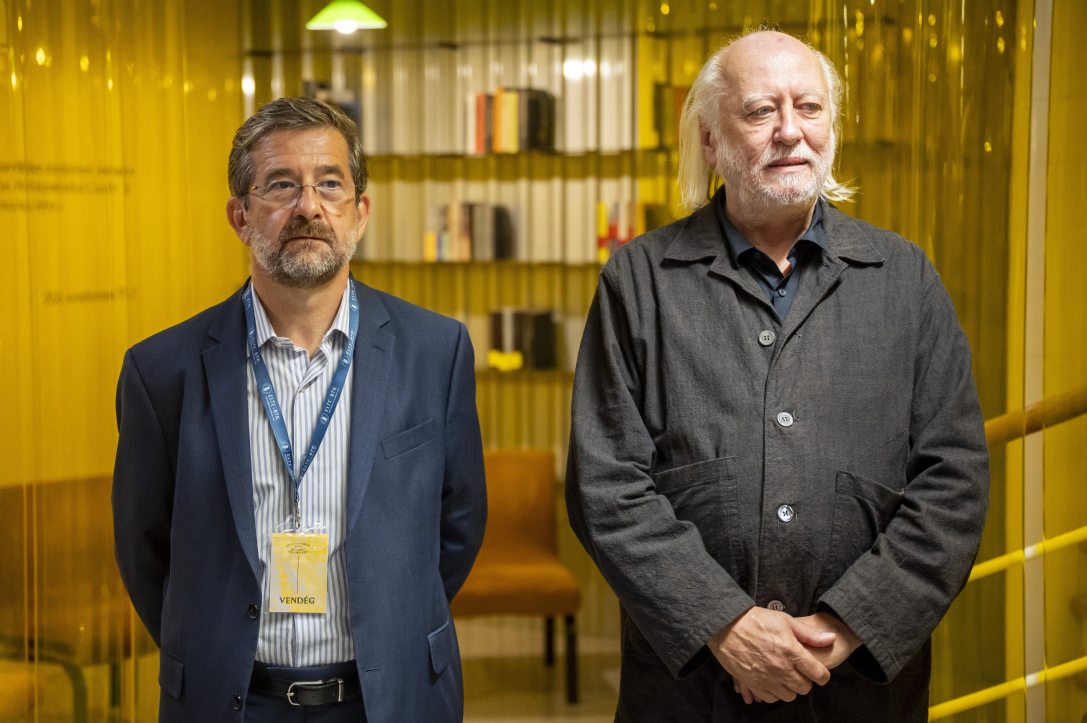 Krasznahorkai László Nobel-díjas író (j) és Gintli Tibor irodalomtörténész professzor, az ELTE BTK Magyar Irodalom- és Kultúratudományi Intézetének igazgatója. Fotó: MTI/Balogh Zoltán