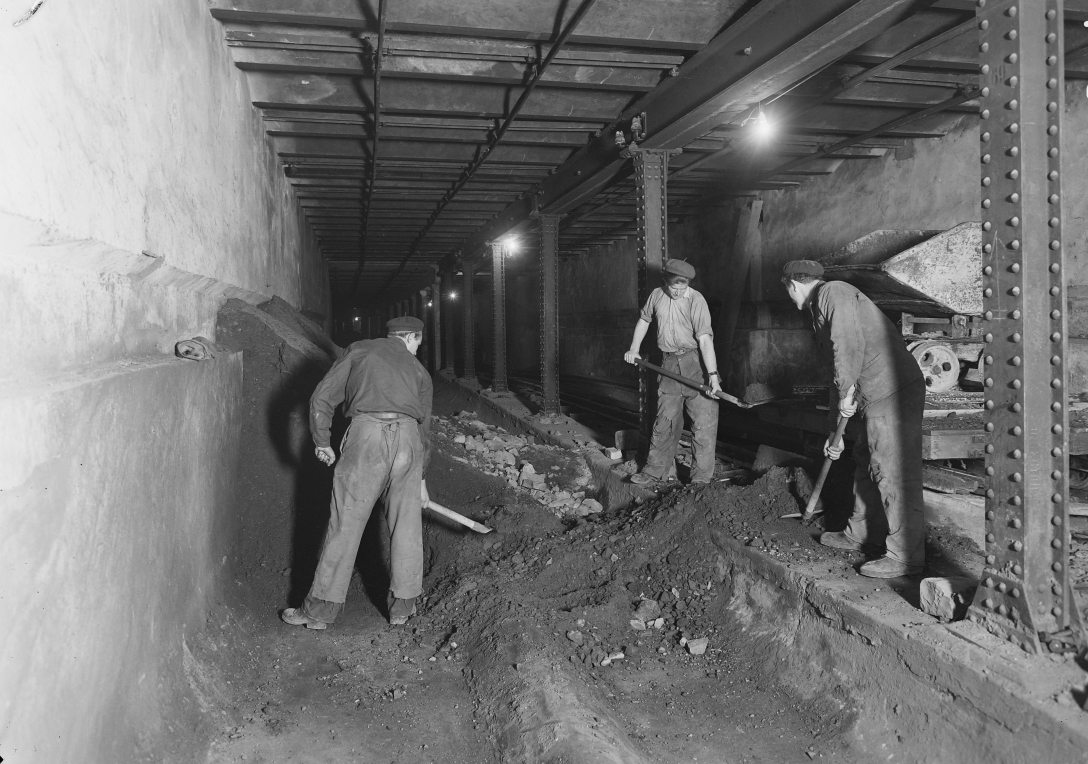 Bajcsy-Zsilinszky út, Millenniumi Földalatti vasút alagútja 1955-ben .Fotó: Fortepan / UVATERV