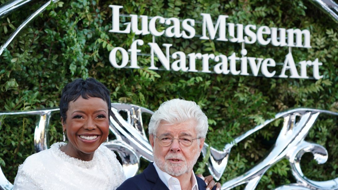 George Lucas amerikai filmrendező, producer és a felesége, Mellody Lucas Hobson, a létesítmény két alapítója a Lucas Narratív Művészeti Múzeum megnyitóünnepségére érkezik Los Angelesben 2026. szeptember 19-én. Fotó: MTI/AP/Invision/Jordan Strauss