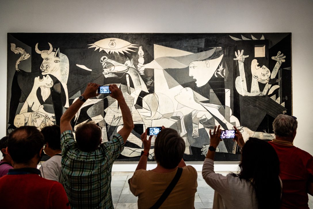 Pablo Picasso a spanyol polgárháború borzalmait elítélő Guernica című festménye a madridi Reina Sofía Múzeumban 2024. május 9-én. Fotó: Jc Milhet / Hans Lucas / Hans Lucas via AFP