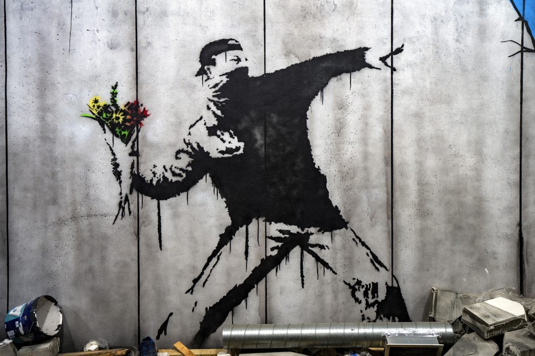 Banksy: A virágdobó (2003) című alkotása a krakkói Banksy Múzeumban, LengyelországbanFotó: FRILET Patrick / hemis.fr / hemis.fr / Hemis via AFP