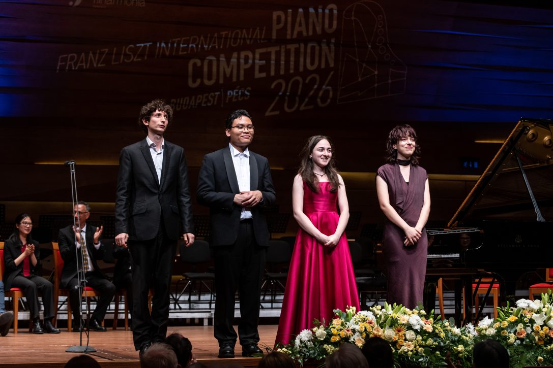 A harmadik helyezett Pellet Sebestyén, a különdíjazott Calvin Abdiel, a megosztott második helyezett Barbare Tataradze és Rozsonits Ildikó zongoraművészek (b-j) a Liszt Ferenc Nemzetközi Zongoraverseny fináléján a pécsi Kodály Központban. Fotó: MTI/Kacsúr