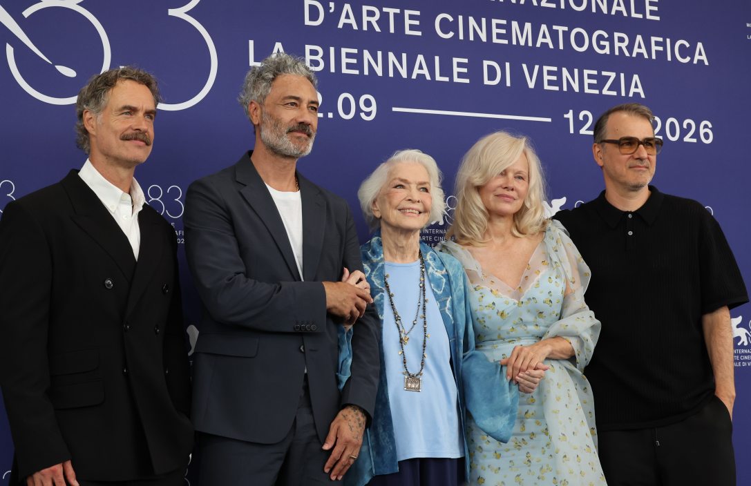 urray Bartlett ausztrál, Taika Waititi új-zélandi, Ellen Burstyn, Pamela Anderson kanadai-amerikai színész, valamint Mundruczó Kornél rendező (b-j) a Place to Be című film alkotóinak fotózásán a 83. Velencei Nemzetközi Filmfesztiválon. Fotó:MTI/EPA/Buesra