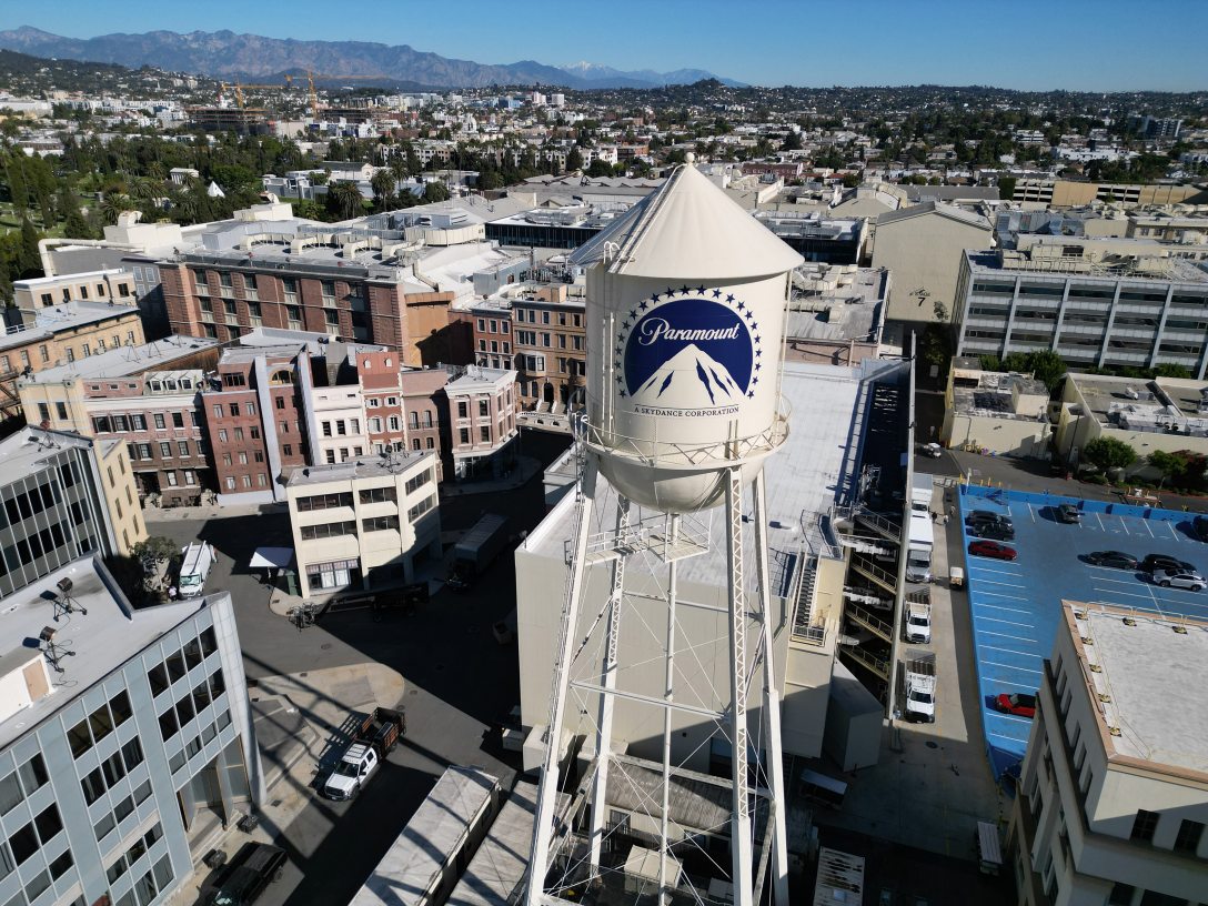 Légi felvétel a Paramount logóját viselő víztoronyról a kaliforniai Los Angelesben található Paramount Studios területén 2025. december 9-én. Fotó: Robyn Beck / AFP