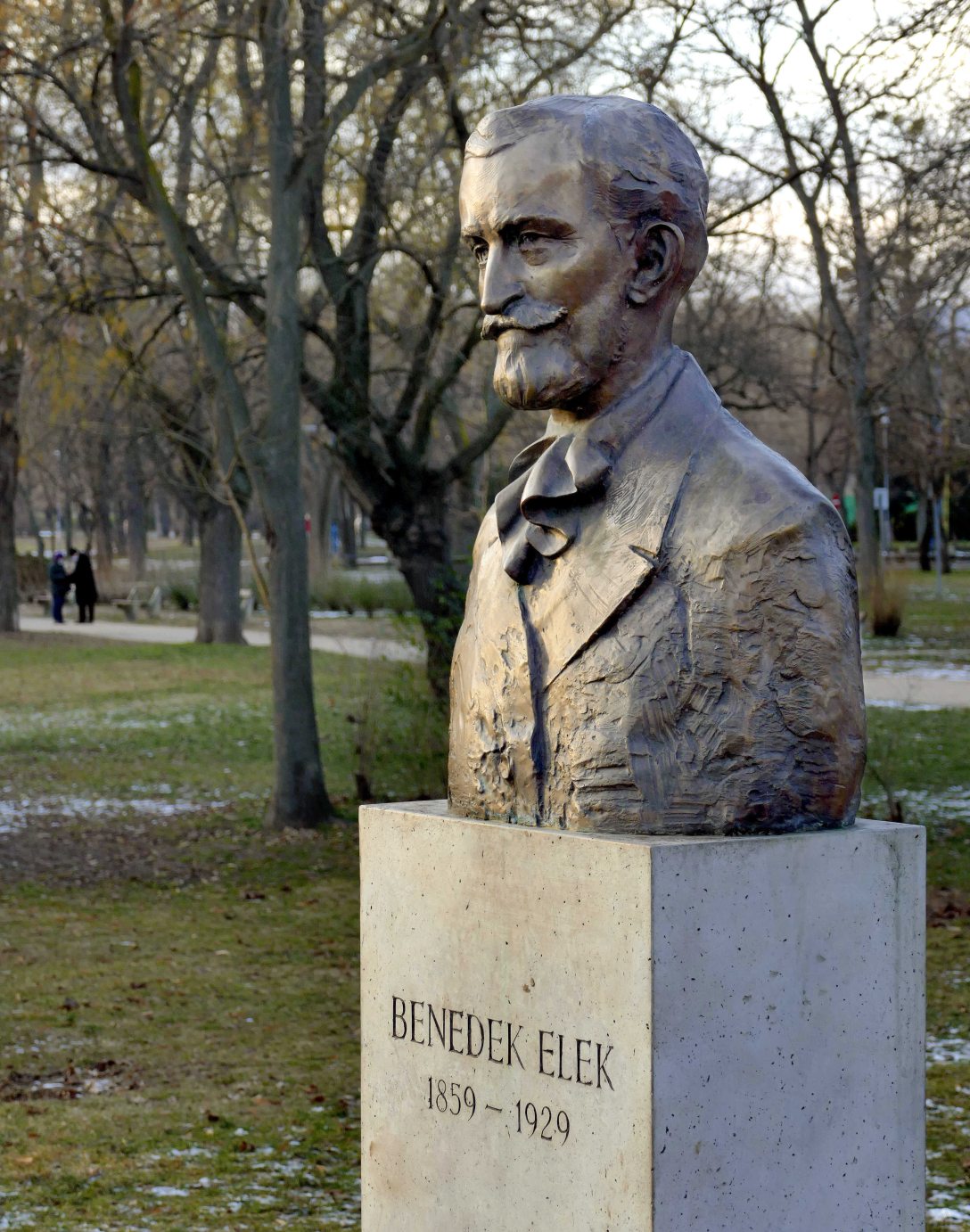 Benedek Elek (1859-1929) magyar újságíró, író, országgyűlési képviselő, „a nagy mesemondó" mellszobra a főváros XIV. kerületében, a Városliget Lev Tolsztoj sétányán. Fotó: MTI/Jászai Csaba