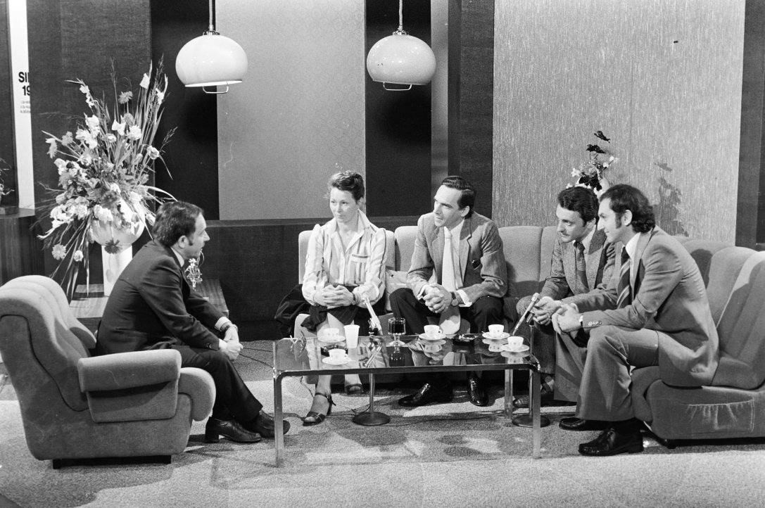 Az MTV stúdiója 1980-ban, balról jobbra: Vitray Tamás főszerkesztő, riporter, Császár Angéla, Benedek Miklós, Szacsvay László színművészek, Orosz István a Budapest Orfeum című előadás zongorakisérője. Fotó: Fortepan / Kanyó Béla