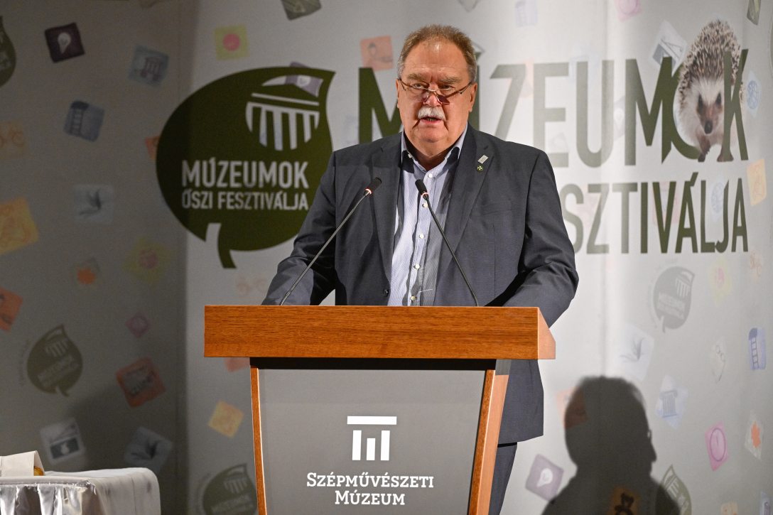 Cseri Miklós, a szentendrei Szabadtéri Néprajzi Múzeum főigazgatója beszédet mond a 21. Múzeumok Őszi Fesztiválja nyitó sajtótájékoztatóján a Szépművészeti Múzeumban 2026. szeptember 28-án. Fotó: MTI/Máthé Zoltán