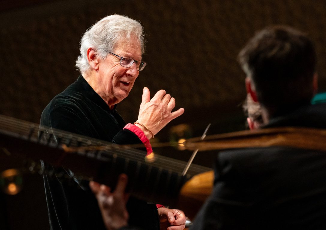 Sir John Eliot Gardiner karmester vezényel a hamburgi Elbphilharmonie nagytermének színpadán 2024. december 7-én. Fotó: Jonas Walzberg / DPA / dpa Picture-Alliance via AFP